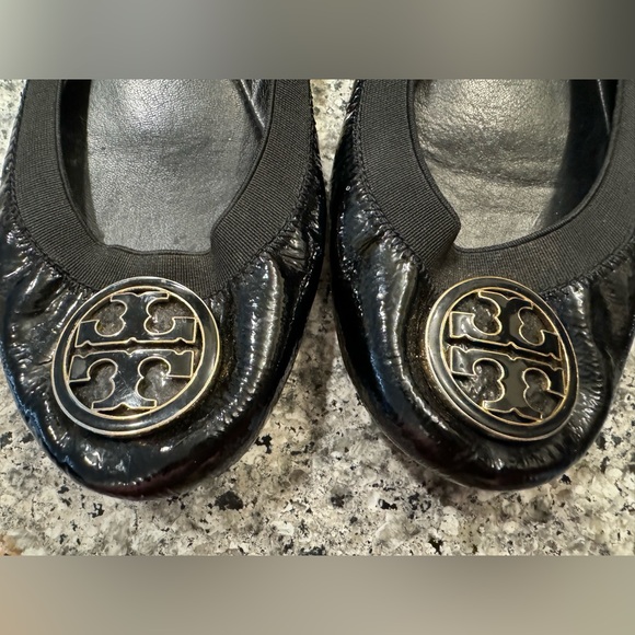 TORY BURCH Caroline Black Patent Leather Ballet Flats Gold Logo Shoes size 7.5 - Picture 4 of 8